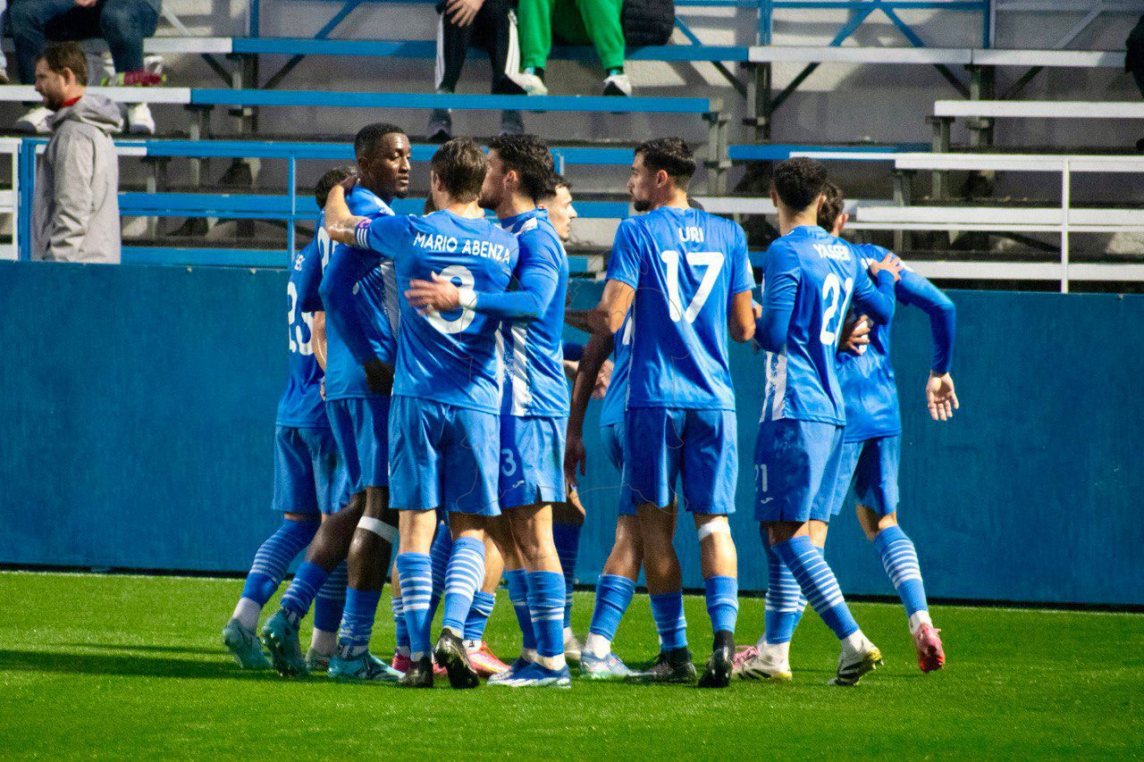 Águilas 3 - 1 Puente Genil / CRÓNICA // Líderes en sufrimiento, resistencia y unión con la grada